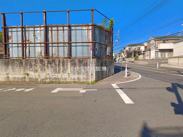 前面道路を含めた現地写真です。