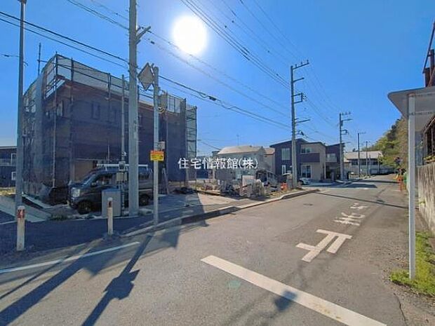 前面道路を含めた現地写真です。