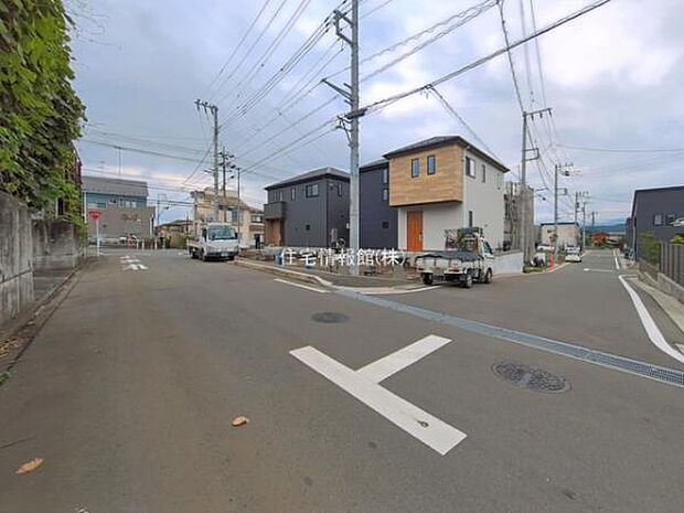 前面道路を含めた現地写真です。