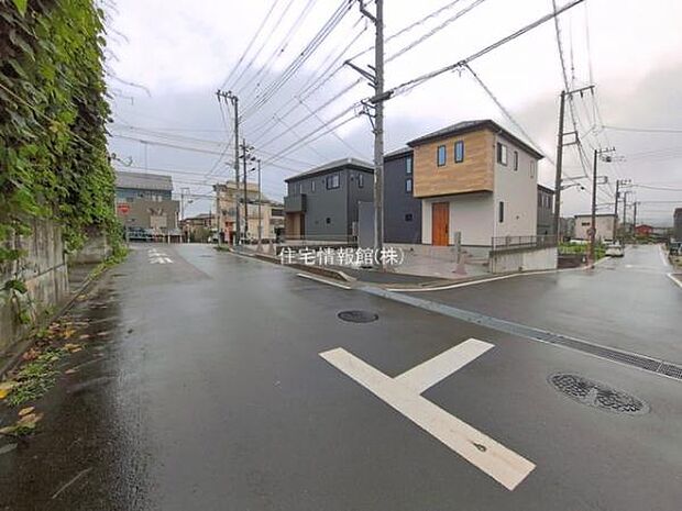 前面道路を含めた現地写真です。