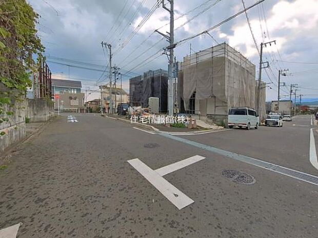 前面道路を含めた現地写真です。
