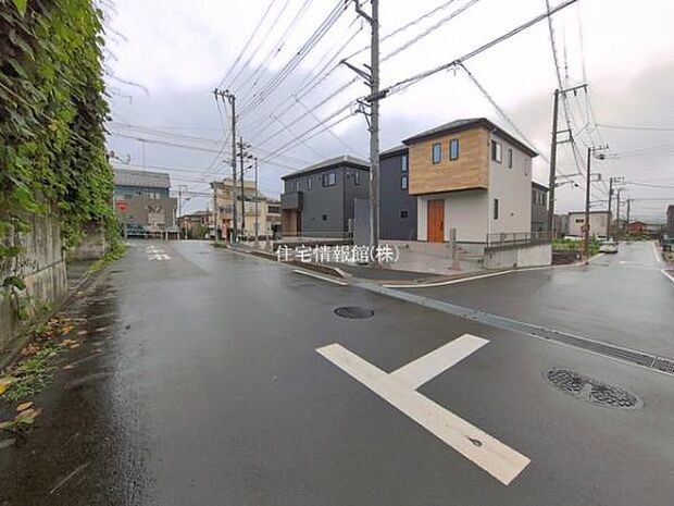 前面道路を含めた現地写真です。