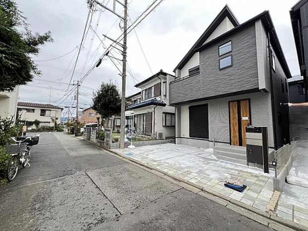 前面道路を含めた現地写真です。
