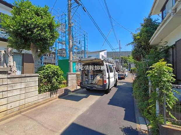 前面道路を含めた現地写真です。