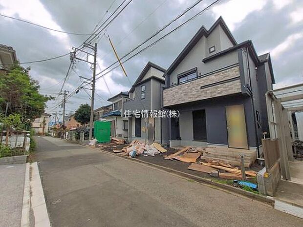 前面道路を含めた現地写真です。