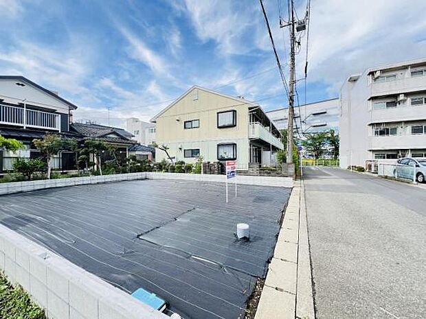 前面道路を含めた現地写真です。