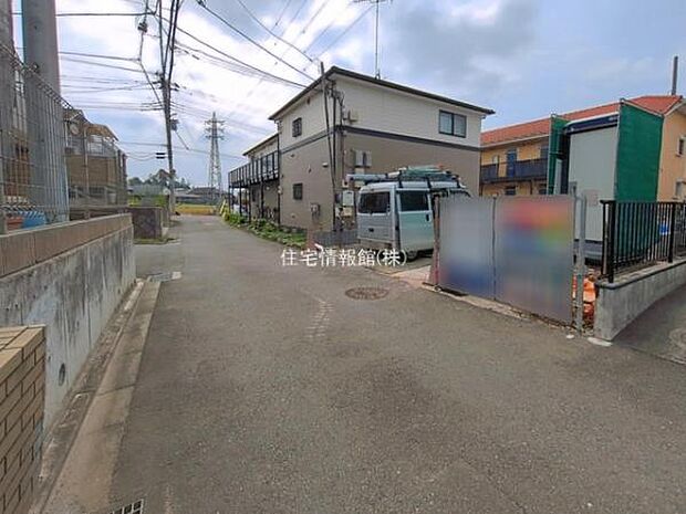 前面道路を含めた現地写真です。