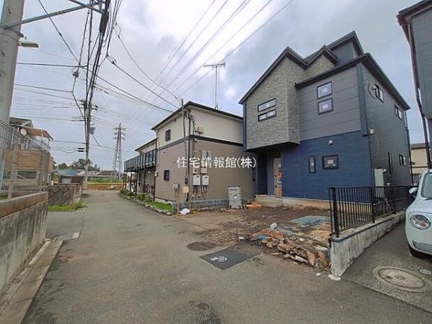 前面道路を含めた現地写真です。