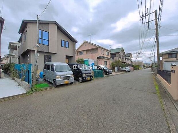 前面道路を含めた現地写真です。