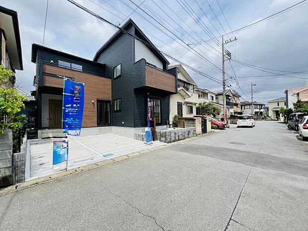 前面道路を含めた現地写真です。