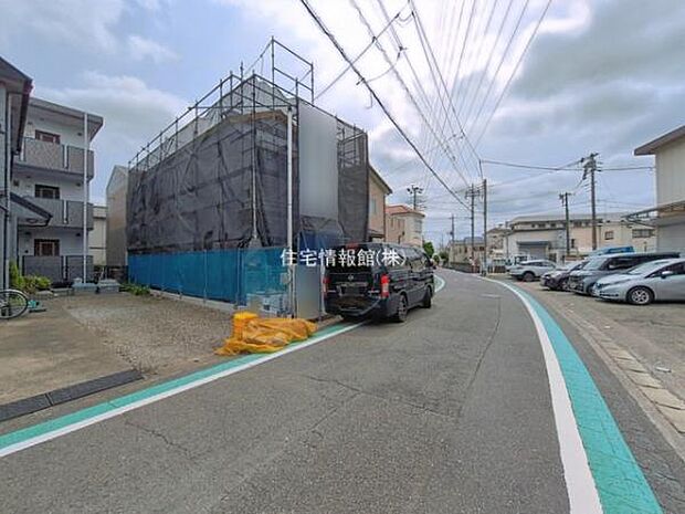 前面道路を含めた現地写真です。