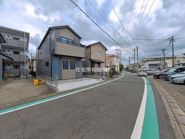 前面道路を含めた現地写真です。