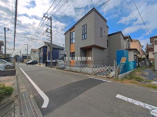 前面道路を含めた現地写真です。