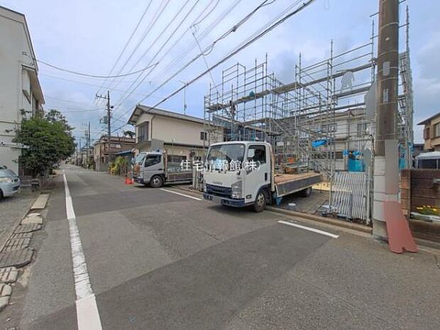 前面道路を含めた現地写真です。