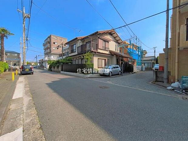 前面道路を含めた現地写真です。