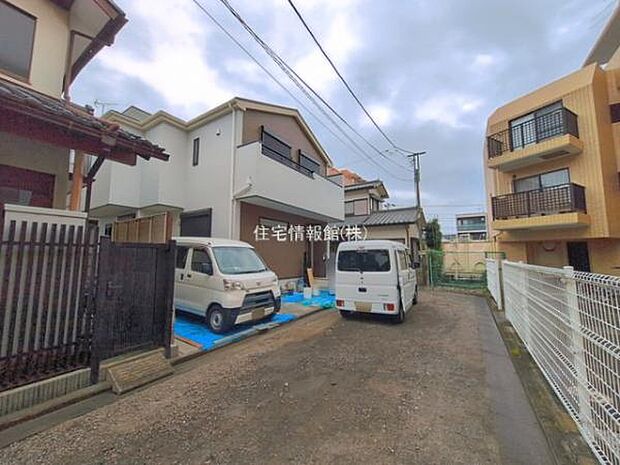 前面道路を含めた現地写真です。