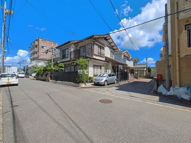 前面道路を含めた現地写真です。
