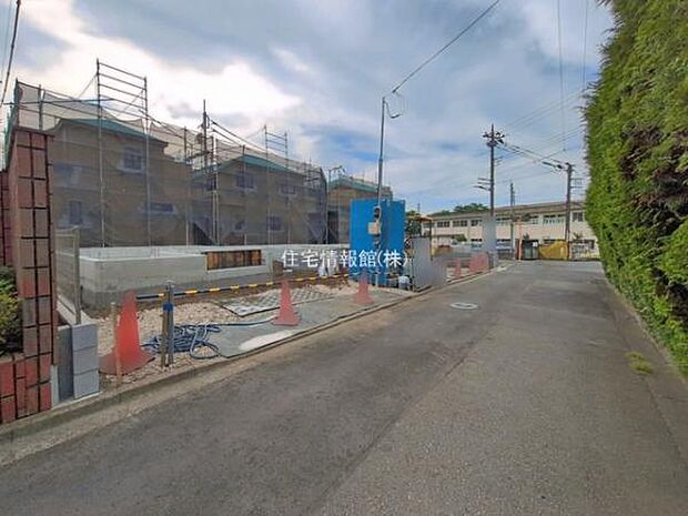 前面道路を含めた現地写真です。