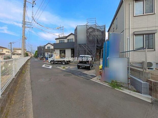 前面道路を含めた現地写真です。