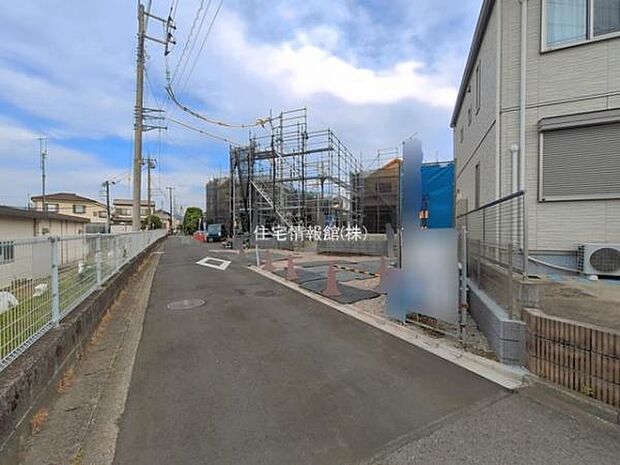 前面道路を含めた現地写真です。