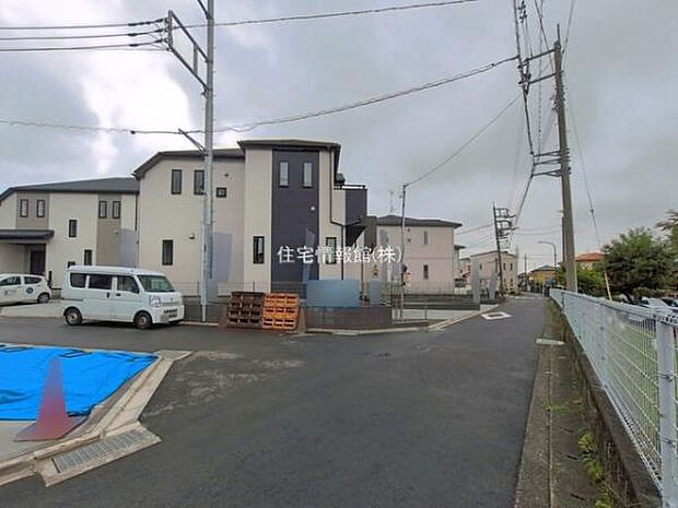 前面道路を含めた現地写真です。