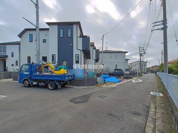 前面道路を含めた現地写真です。
