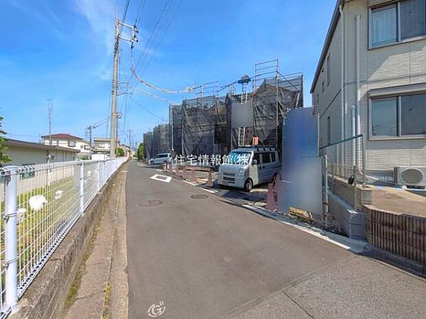 前面道路を含めた現地写真です。