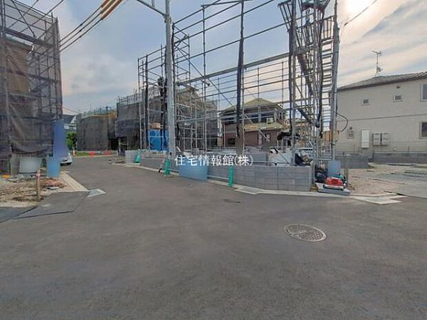 前面道路を含めた現地写真です。