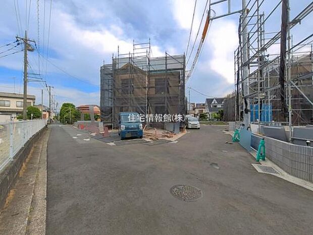 前面道路を含めた現地写真です。