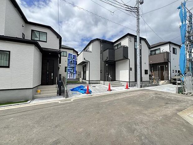 前面道路を含めた現地写真です。