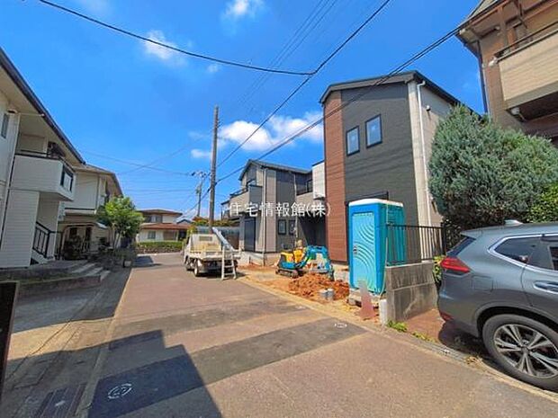 前面道路を含めた現地写真です。