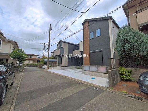 前面道路を含めた現地写真です。