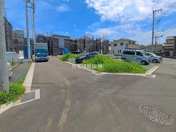 前面道路を含めた現地写真です。