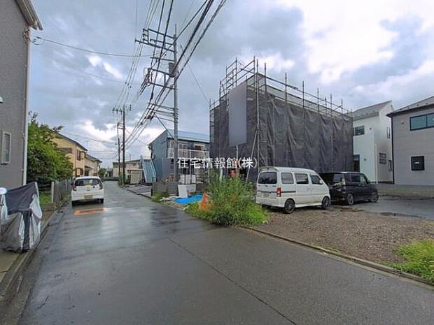 前面道路を含めた現地写真です。