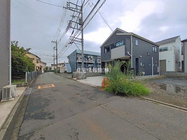 前面道路を含めた現地写真です。