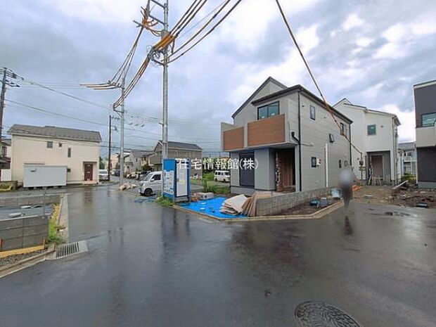 前面道路を含めた現地写真です。