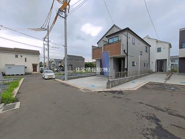 前面道路を含めた現地写真です。