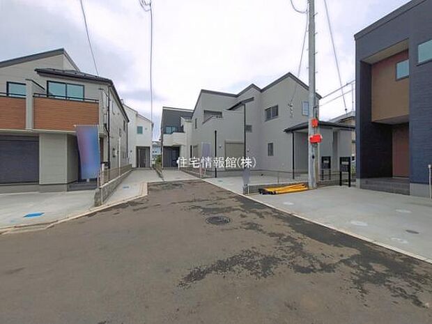 前面道路を含めた現地写真です。