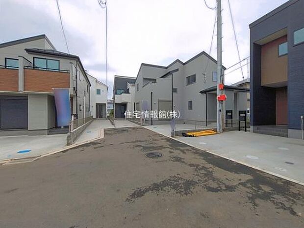 前面道路を含めた現地写真です。