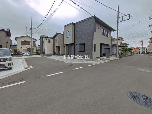 前面道路を含めた現地写真です。