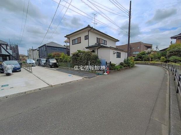前面道路を含めた現地写真です。