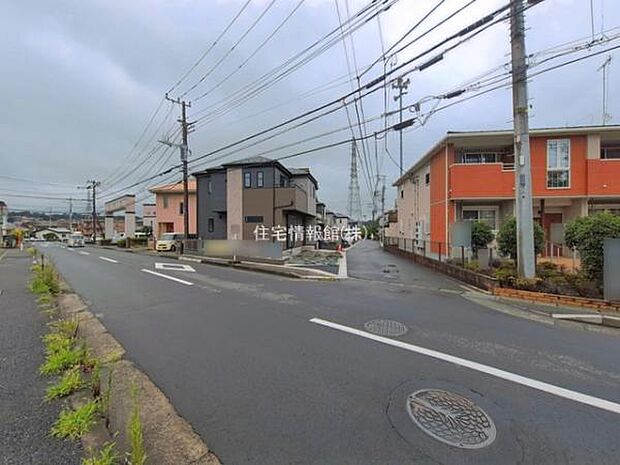 前面道路を含めた現地写真です。