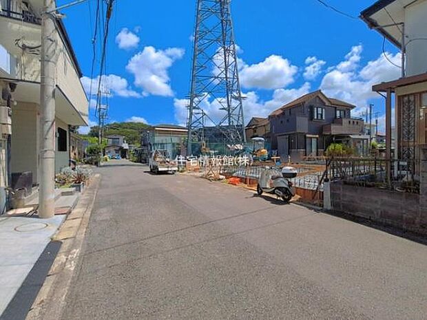 前面道路を含めた現地写真です。