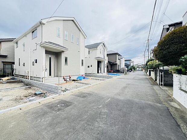 前面道路を含めた現地写真です。