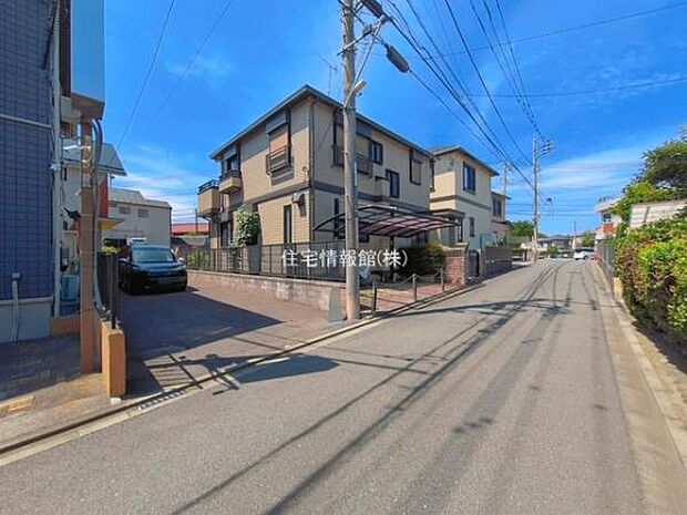 前面道路を含めた現地写真です。