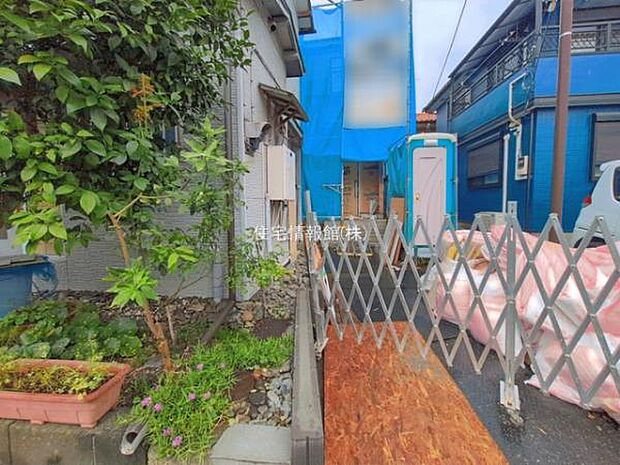 前面道路を含めた現地写真です。