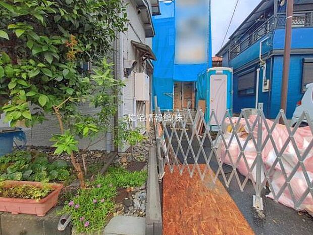 前面道路を含めた現地写真です。