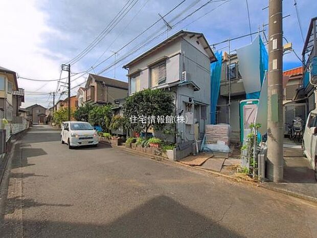 前面道路を含めた現地写真です。