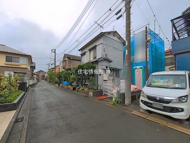 前面道路を含めた現地写真です。