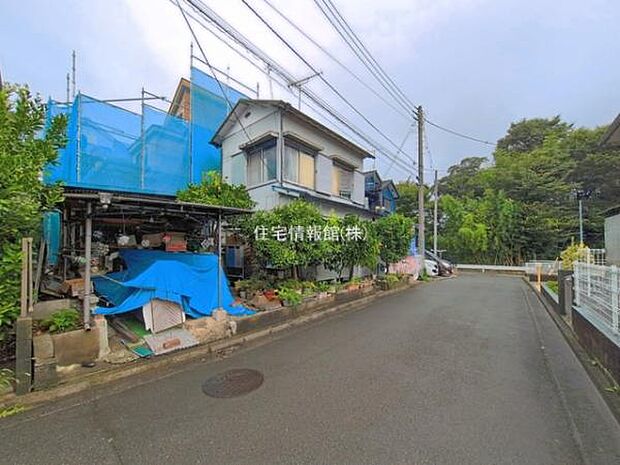 前面道路を含めた現地写真です。